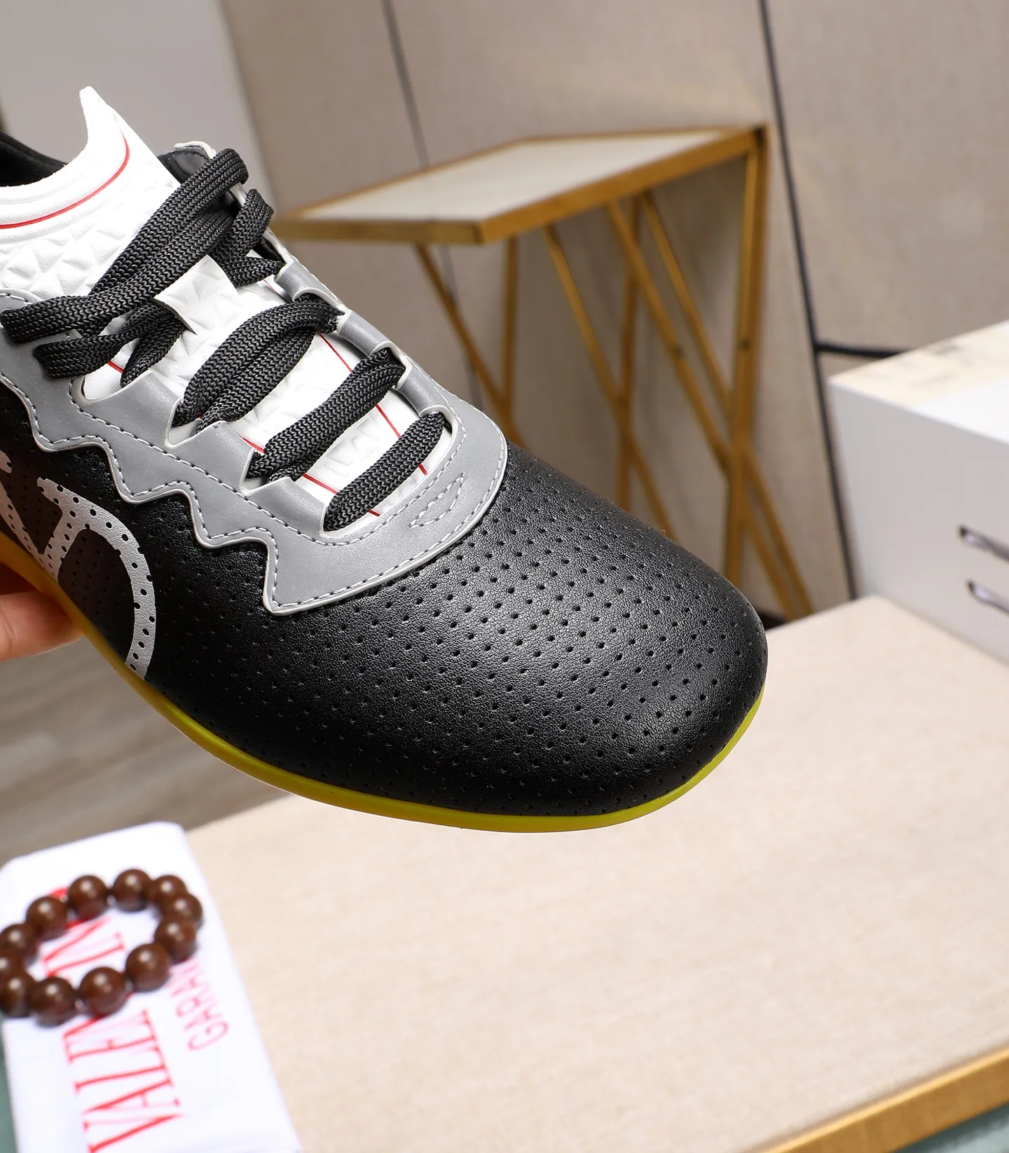 Men's Men's Shoes 💰620 VALENTINO 🌹🌹🌹2025 Valentino's latest spring sneakers! The counter 🔥 recommends RUNBOOT, which is lightweight and comfortable. It has a multi-functional design that integrates blue sneakers, running shoes, and fashionable sneakers to create a cool on-foot effect. ♥️♥️Fashionable sneakers that are sought after by many popular celebrities and fashion influencers♥️♥️. 👉All-round original 1:1 high-end production 👉Fabrics: Two options: delicate, soft and comfortable eyelet lambskin and high-end technical fabrics 👍Super soft suede special lining inside 👍Outsole wear-resistant TPU material 👍Full set of original counter packaging